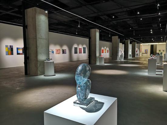 策展人艾尔戴斯?拉斯洛先生和几位艺术家亲临布展现场