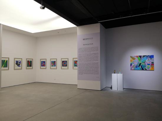 策展人艾尔戴斯?拉斯洛先生和几位艺术家亲临布展现场