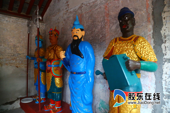 但仔细研究东西壁画内容