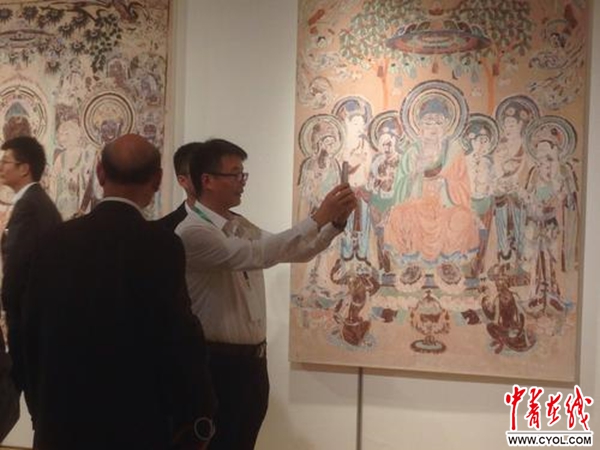 在浙江省杭州市良渚文化艺术中心与普通观众见面
