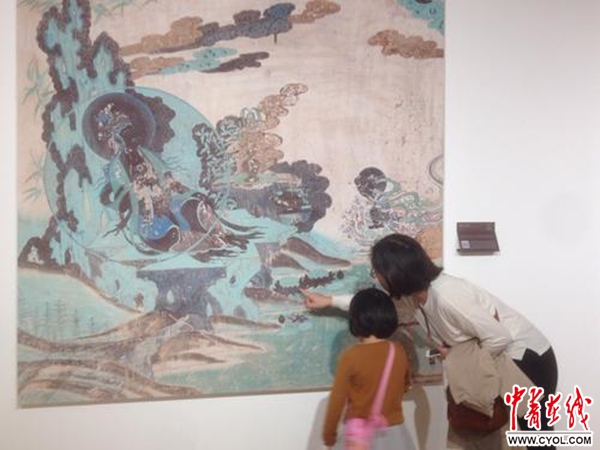 在浙江省杭州市良渚文化艺术中心与普通观众见面