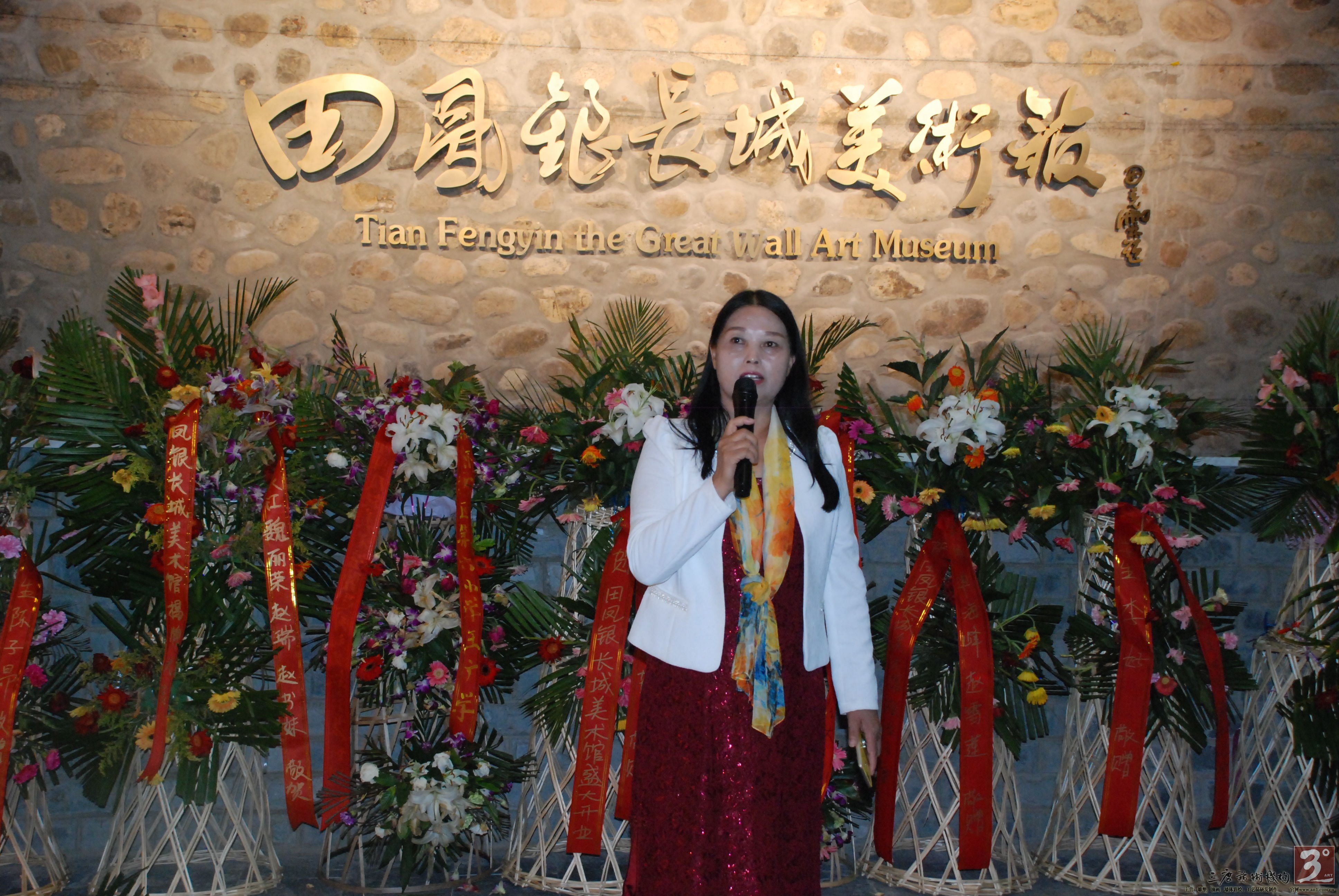 摸着斑驳的城墙上的砖块时