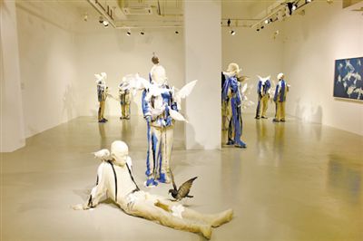 《广场》展览现场。