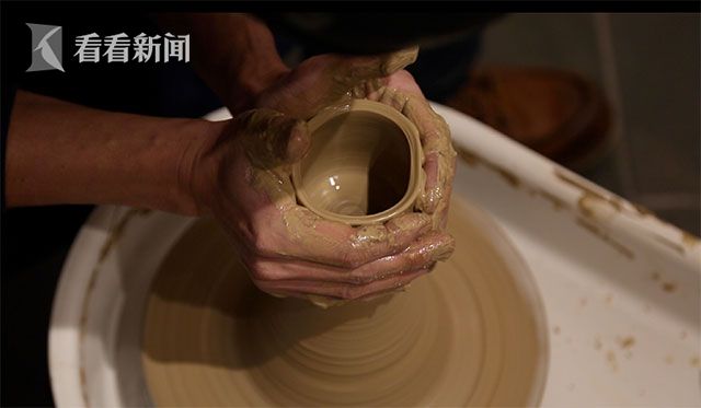 视频｜拉胚制瓷 手捏茶宠：看陶艺师如何还原汝釉瓷的前世今生