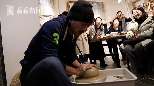 视频｜拉胚制瓷 手捏茶宠：看陶艺师如何还原汝釉瓷的前世今生