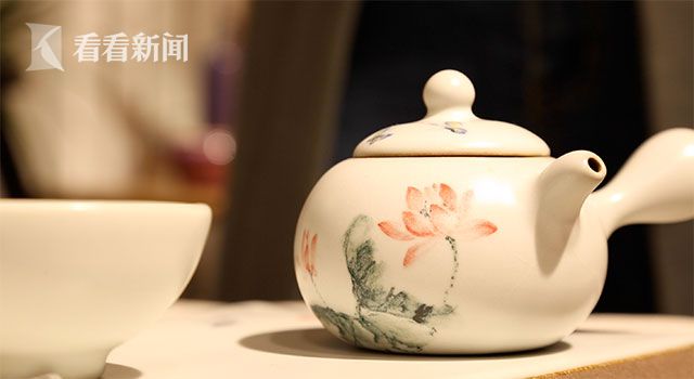 视频｜拉胚制瓷 手捏茶宠：看陶艺师如何还原汝釉瓷的前世今生