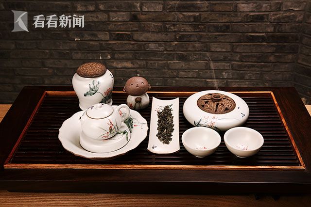 视频｜拉胚制瓷 手捏茶宠：看陶艺师如何还原汝釉瓷的前世今生