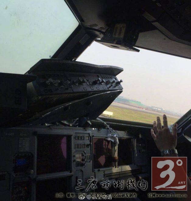 川航航班挡风玻璃空中脱落 飞行员完成史诗级营救