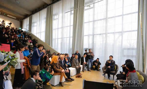 用“出轨”来形容再贴切不过