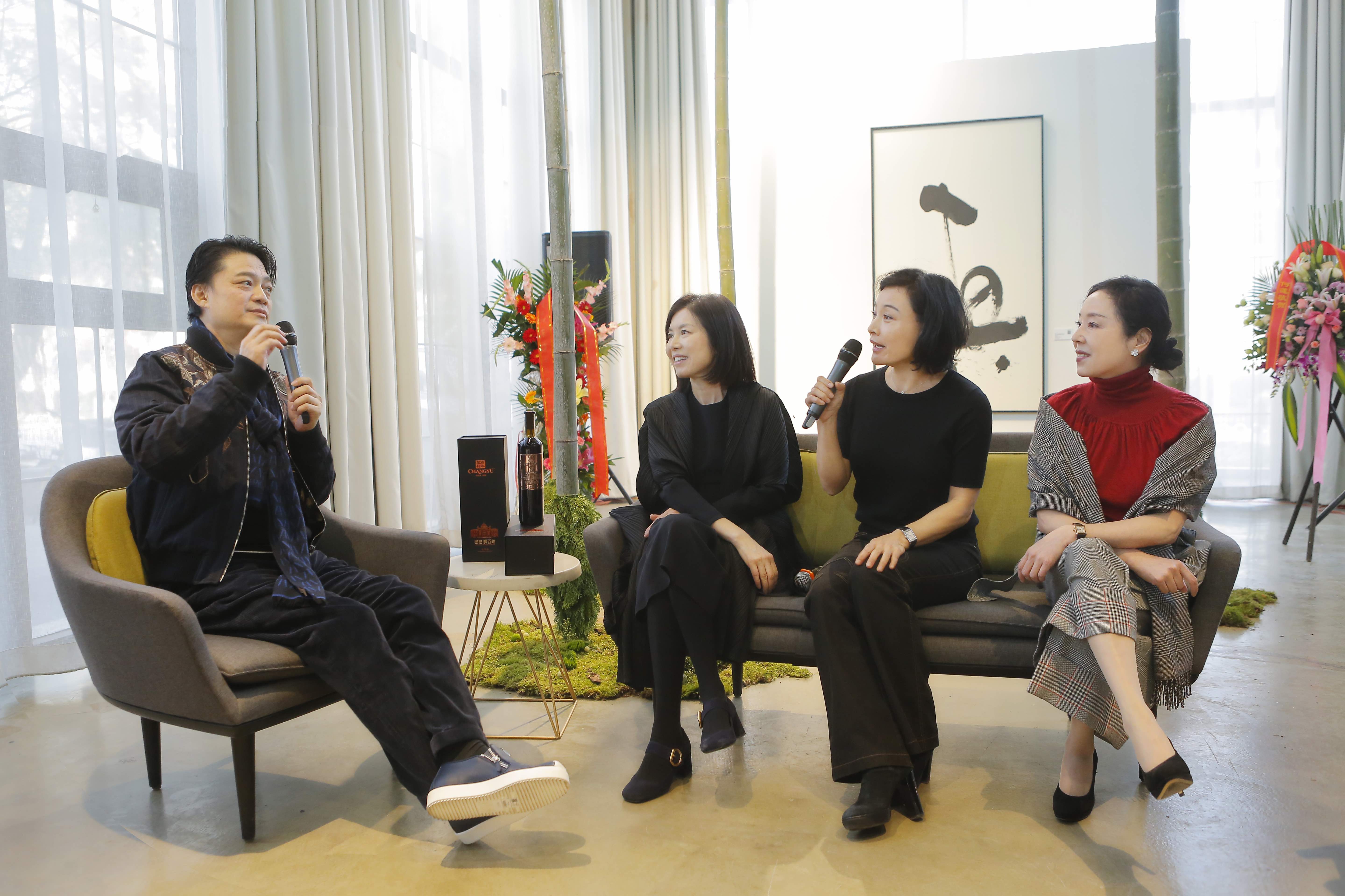 一次关于“出轨”的展览:萧可佳现代艺术书法展