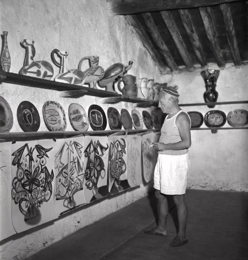 还与哑光的壶面形成了质感与色彩上的对比