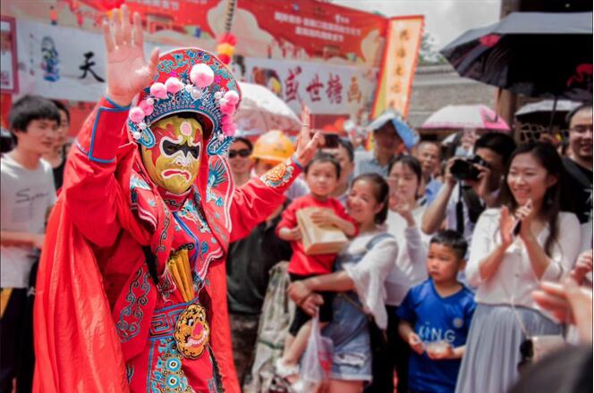  开街的主题活动：瓷器口首届民俗文化节暨湖湘风情美食节