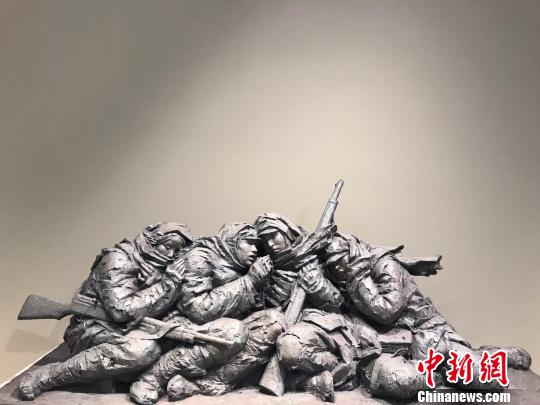 张飙2016年的作品《雪莲花》。　胡健 摄