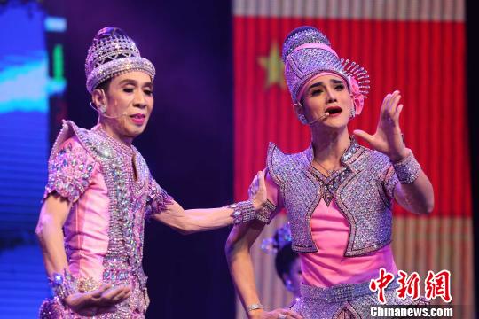 泰国艺术团进行民间艺术表演。　张茜翼 摄