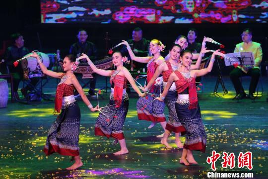 泰国艺术家在海口开展民间艺术表演活动。　张茜翼 摄