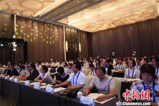 著名国画家以及两岸知名艺术家、大中院校艺术专业学生、青年企业家代表、文创青年代表出席开幕式。　王爵 摄