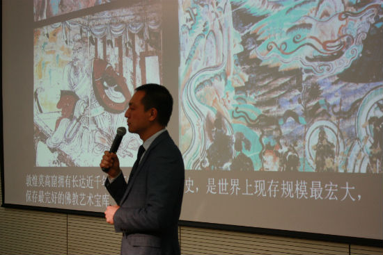陈海涛讲解敦煌壁画如数家珍
