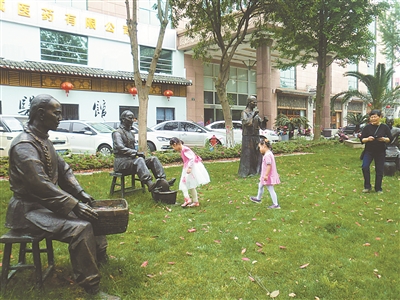 中医药师们筛药、称药、碾药、熬药、开药方一个个忙得不亦乐乎作为市级非遗宋氏妇科文化传承基地的海曙区国医馆