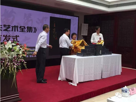 对王隆夫家族陶瓷艺术作品展开幕表示祝贺并寄予厚望