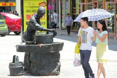 街头“婆媳推磨”雕像被损坏 只见媳妇不见婆