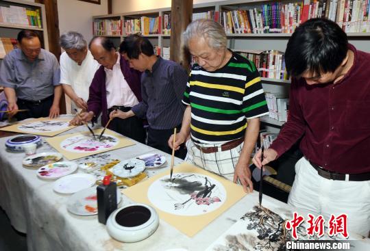 福州老艺术家义卖助学“大爱无疆”