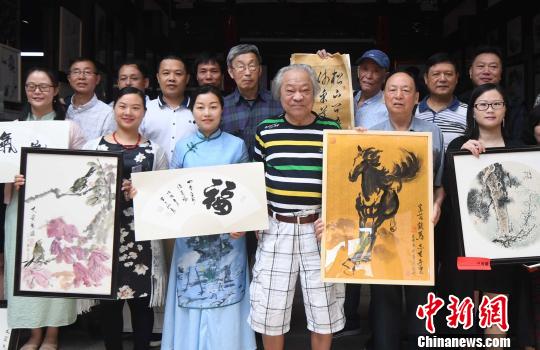 福州老艺术家义卖助学“大爱无疆”