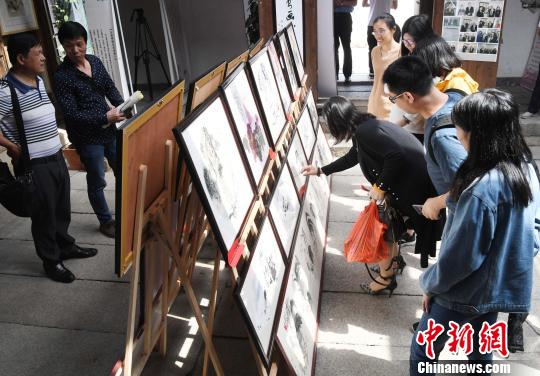 福州老艺术家义卖助学“大爱无疆”
