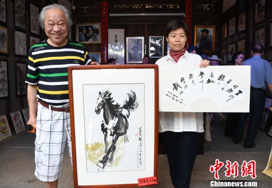 福州老艺术家义卖助学“大爱无疆”