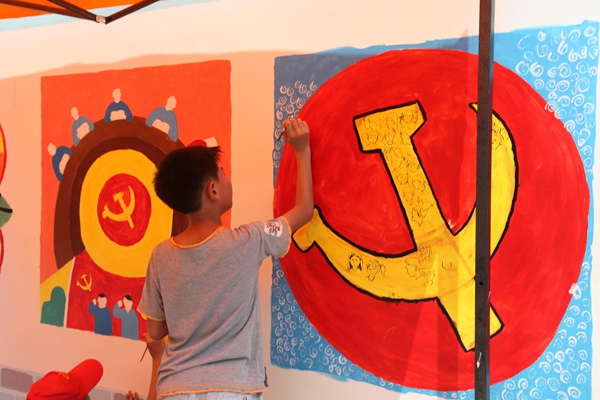 惠州龙门举办图说“两学一做”党员家庭农民画墙绘大赛