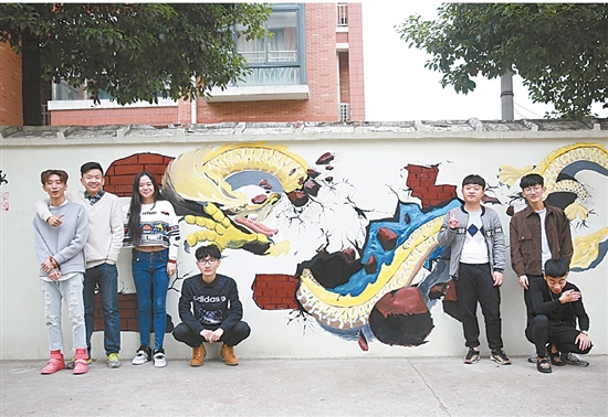 学院的书画特长生完成15幅墙绘