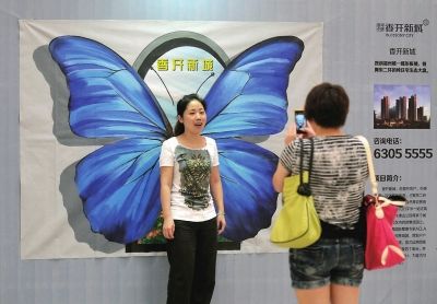 市民在3D画作前留影本报记者刘兴/图