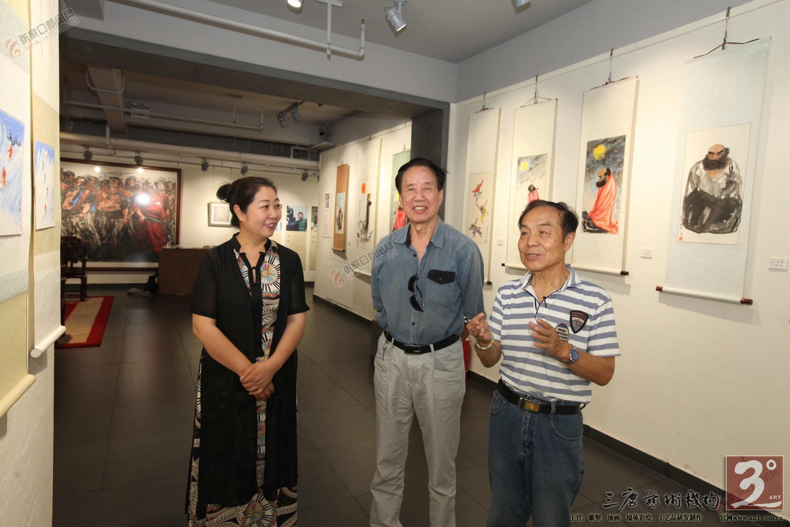 两位古稀老人“回家”办画展 俩画家同办画展。 右为殷占堂，中为刘耕涛。 曹东宇 摄