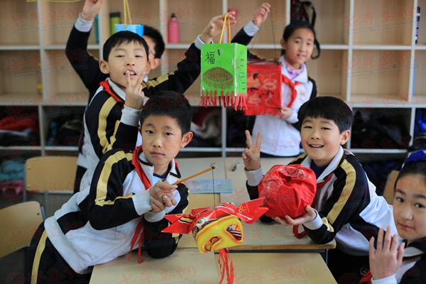 正月十五闹元宵 青岛小学生巧手扎花灯(图)