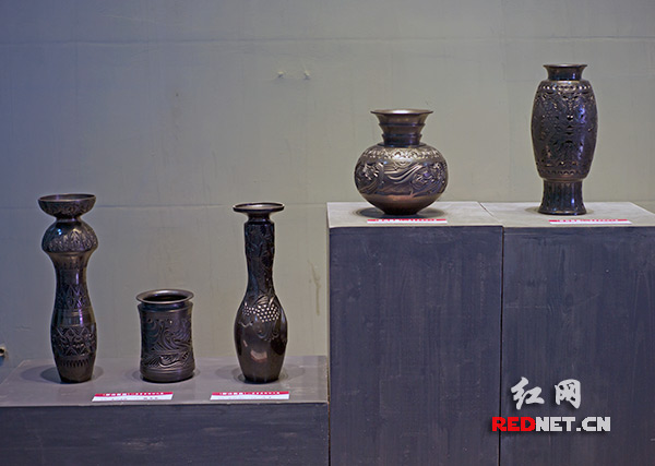 山东陶艺家们创作的精美的现代黑陶艺术品，继承了龙山文化黑陶“黑如漆、亮如镜”特点，并运用现代美学元素进行了大胆探索创新。