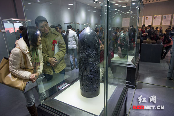 许多人被山东陶艺家们带来的60多件黑陶艺术品深深吸引。