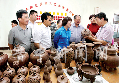  张福荣（右一）向台湾来宾介绍翔龙黑陶 7月24日至26日