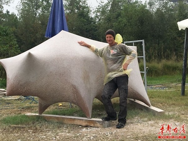 德国雕塑家乔·克莱的作品《牛》。