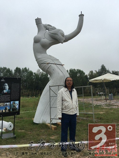 雷宜锌与他的作品《中秋》。(雷宜锌,湖南省文联副主席,湖南省美协副主席,省画院副院长,省雕塑院院长,国务院特殊津贴专家,国家一级美术师。美国华盛顿国家广场“马丁·路德·金雕像”作者。)