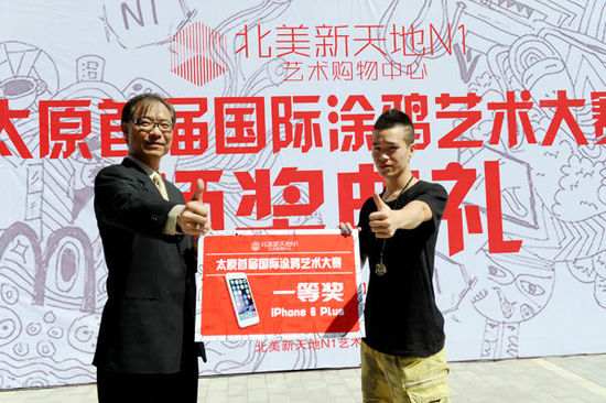 李坤鸿副总为一等奖获奖者颁奖