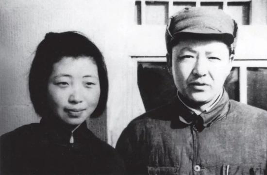 1947年，习仲勋与齐心在延安