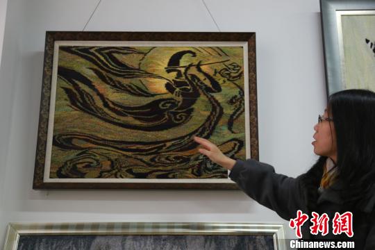 图为已编制好的纤维壁画。 刘玉桃 摄