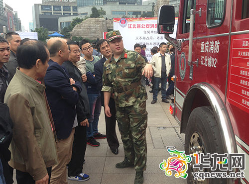 消防战士向市民介绍消防车的各项性能。
