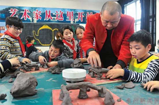 该校四年级10个班的学生将通过学习陶艺制作