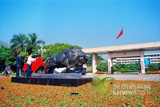 “搬牛”11周年 去跟孺子牛雕塑合影吧