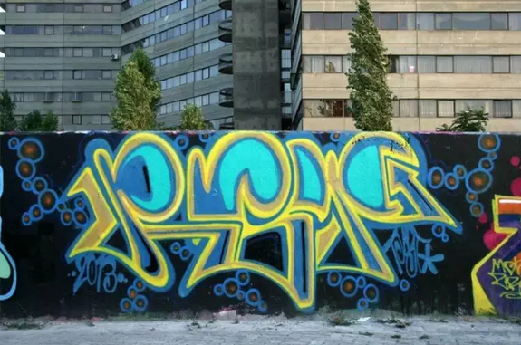 街头艺人用涂鸦抢占伊朗城墙——纪录片《让色彩哗变》