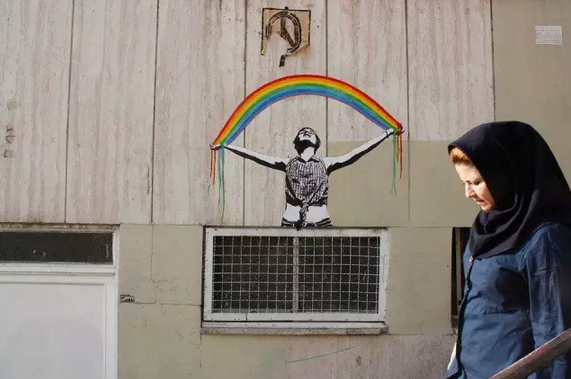 街头艺人用涂鸦抢占伊朗城墙——纪录片《让色彩哗变》