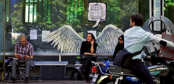 街头艺人用涂鸦抢占伊朗城墙——纪录片《让色彩哗变》