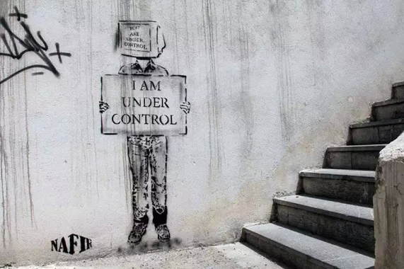 街头艺人用涂鸦抢占伊朗城墙——纪录片《让色彩哗变》