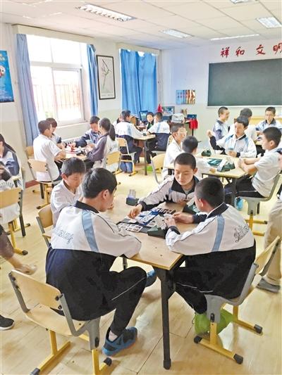兰州十六中孩子正在上桥牌课。兰州晨报记者
