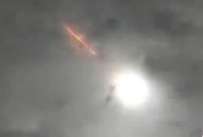 西双版纳:火流星划过夜空